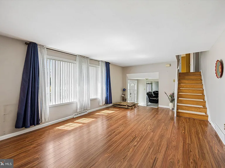 805 Selma St — Photo 3