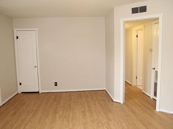 3rd image of 538 W Woodbine Ave