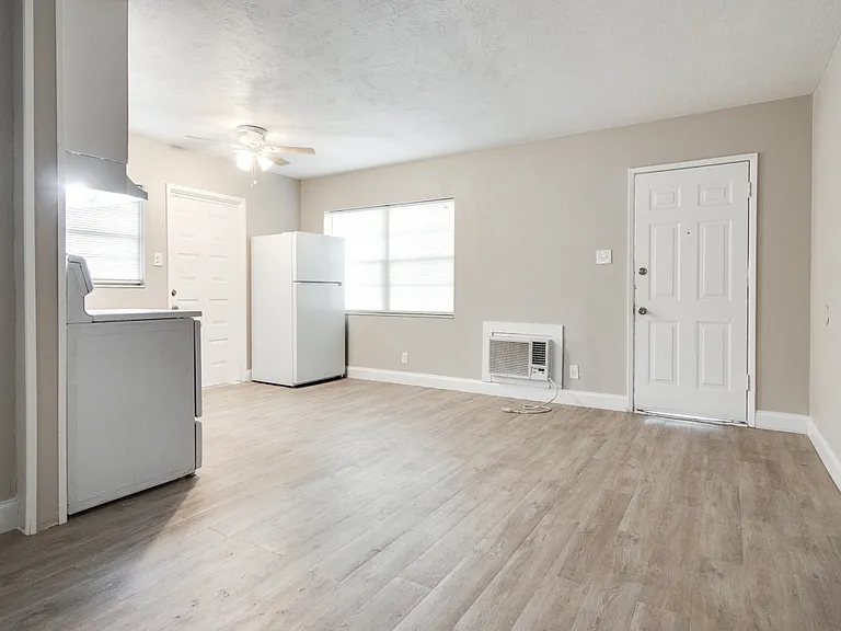 107 S Gomez Ave #C — Photo 14