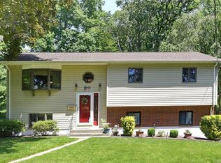 4 Utica Ct, Nanuet, NY 10954