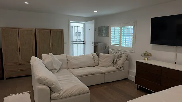 423 Iris Ave #C — Photo 3