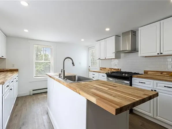 14 W Natick Rd, Warwick, RI 02886