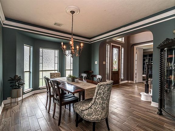 Crisp and Clean, Crown Molding