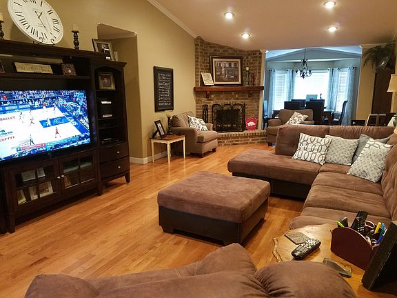 3rd image of 70 Silverwood Ln