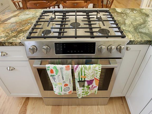 Gas Stove & Granite Countertop