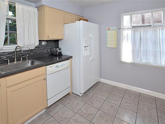 3rd image of 1313 Summit St