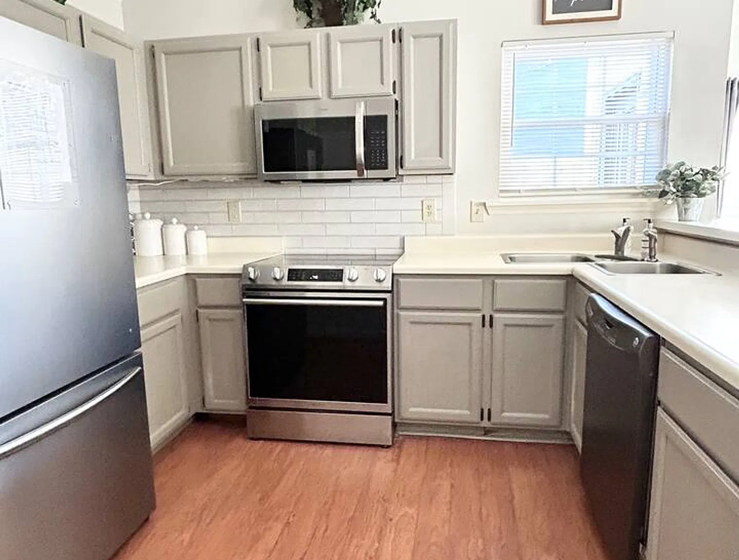 3 bed, 2.0 bath, $3,141 — Photo 3