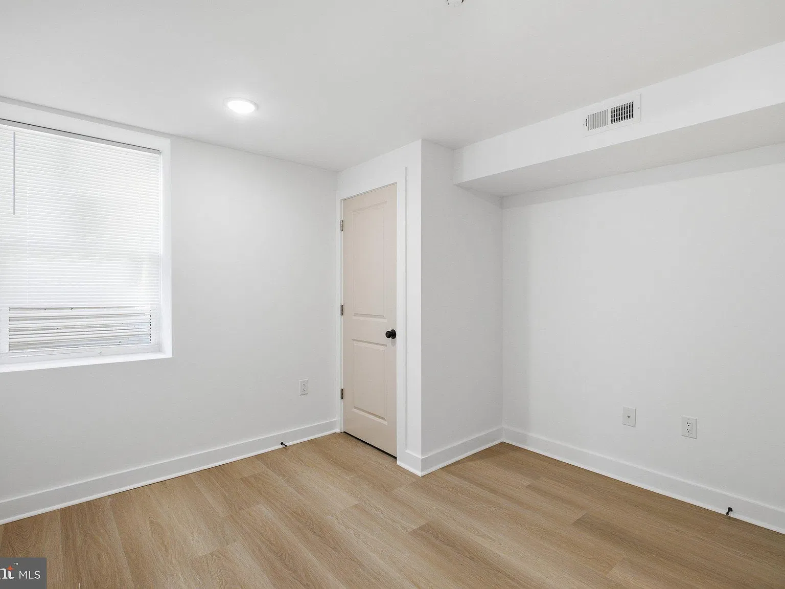 731 W Huntingdon St — Photo 3