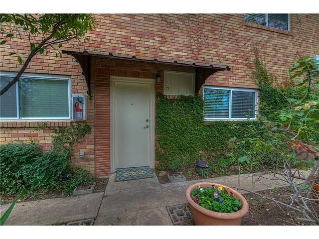Building Photo - 304 E 33rd St #2