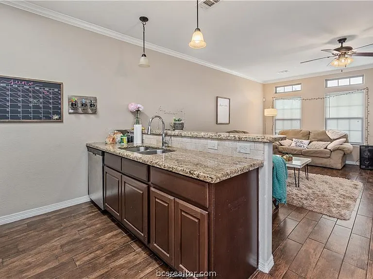 411 Ash St — Photo 5