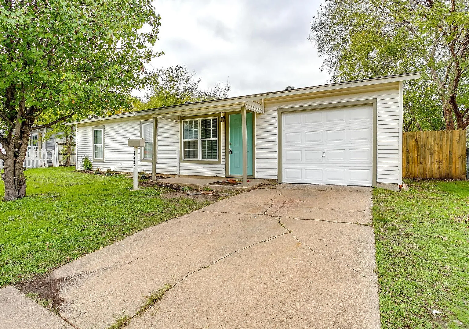 Amazing 3 Bed, 1 Bath in NE Fort Worth, Ready for New Tenants- 76111 — Photo 3