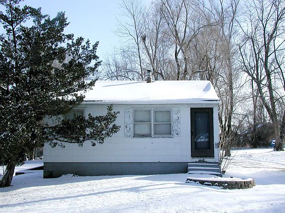 860 sq ft 2 bedroom, 1 bathroom house with basement.