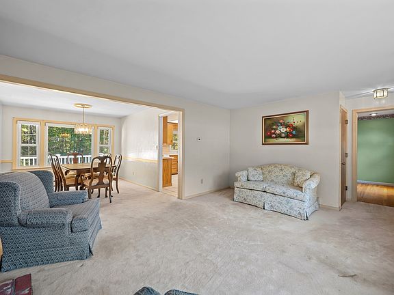 5th image of 42 Pinebrook Ln