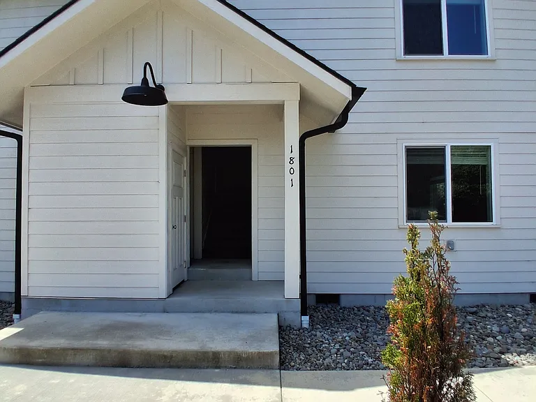 1801 Pacific Ave N #5 — Photo 2