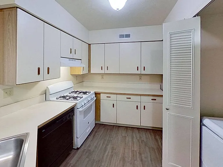 The Highlands Apartments — Photo 11