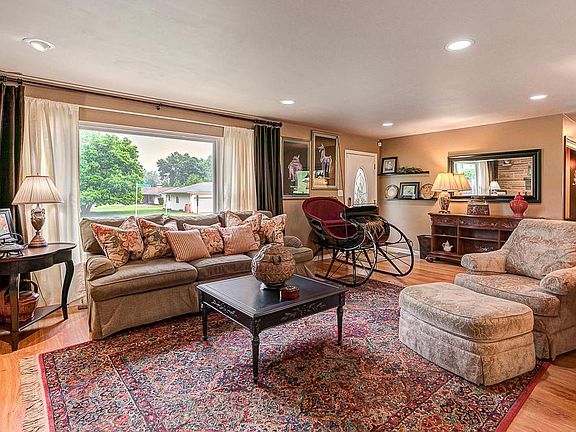 4th image of 1363 Pleasant Valley Dr