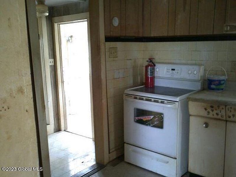 3rd image of 42 Luzerne Road