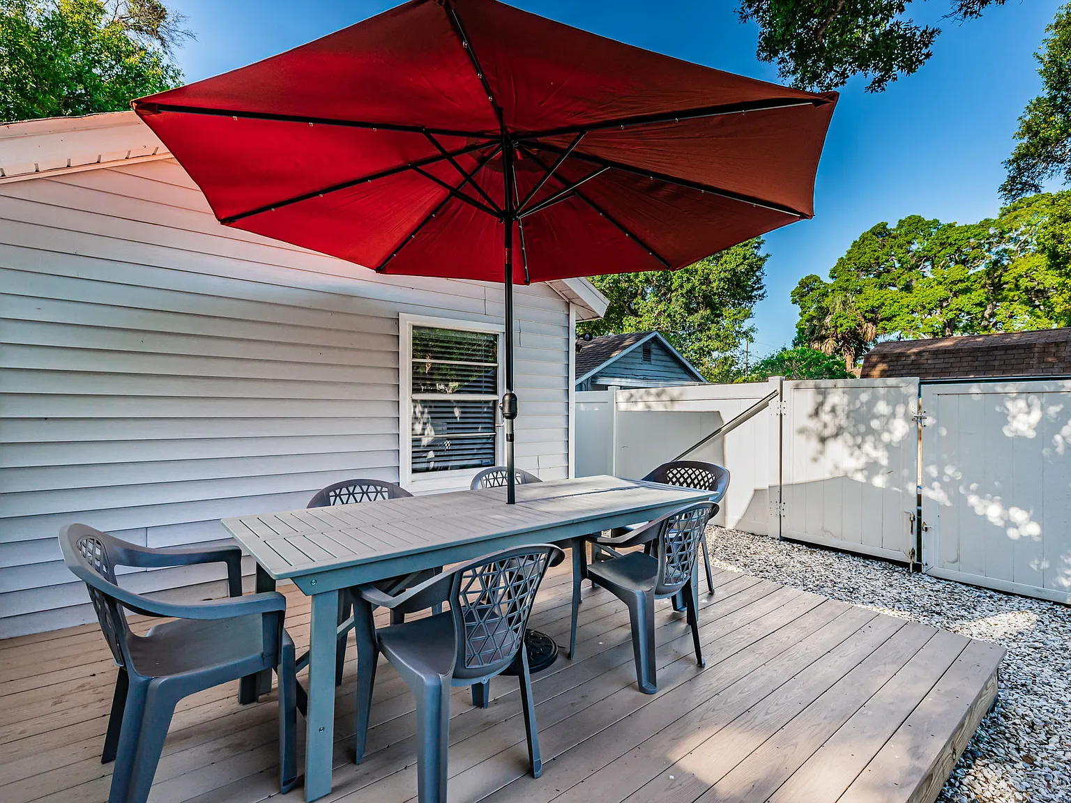 918 Hawkins St — Photo 4
