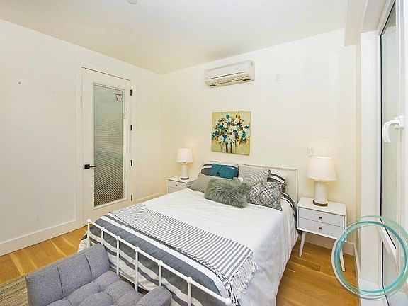 4th image of 961 Willoughby Ave #104