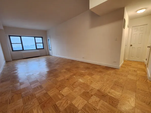 61-20 Grand Central Parkway image 1 of 16