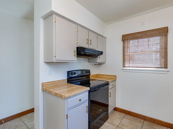 5th image of 828 Blaine Ave