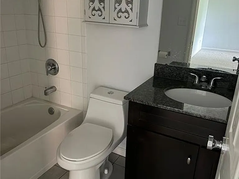 1943 Greenpoint Dr #302 — Photo 9
