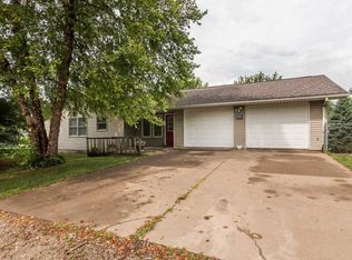 407 Ford St, Grandview, IA 52752