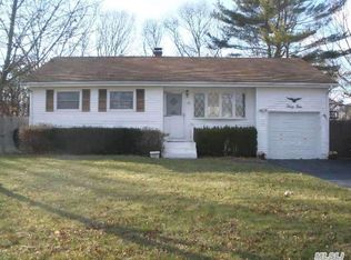 35 Rocket Dr, Islip Terrace, NY 11752