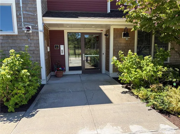 190 Clarke Rd APT 102, Narragansett, RI 02882