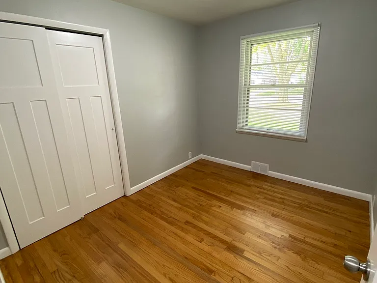 907 E Florida Ave — Photo 7