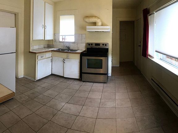 Kitchen area No Dishwasher