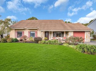 22 Windermere Dr, Holbrook, NY 11741