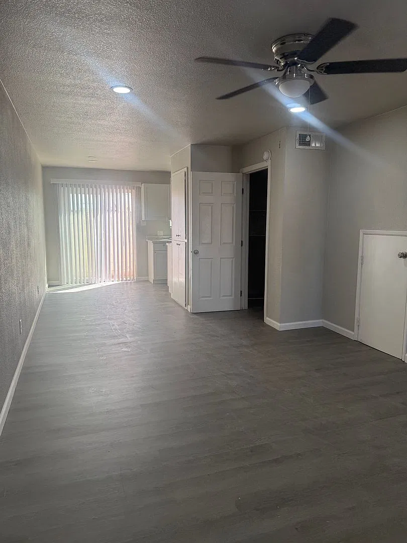 305 N Lake Ave — Photo 3