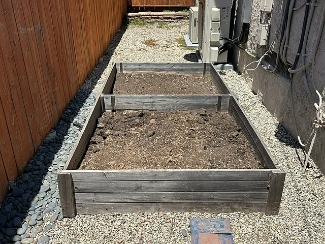 Raised garden bed