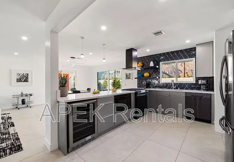 945 N Buttonwillow Cir — Photo 26