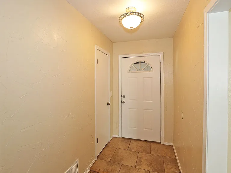 2905 Salem Dr — Photo 4