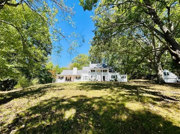 20 Chestnut Cir, Mount Hope, WV 25880