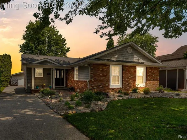 39510 Lakeshore Dr, Harrison Township, MI 48045