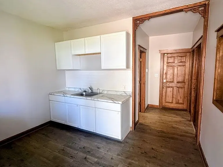 697 N Main St — Photo 4