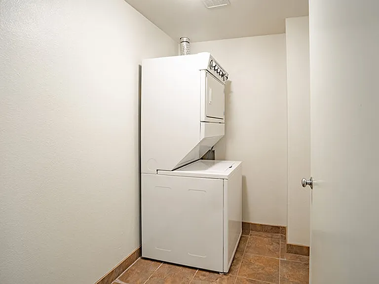 6th Ave Apartments — Photo 15