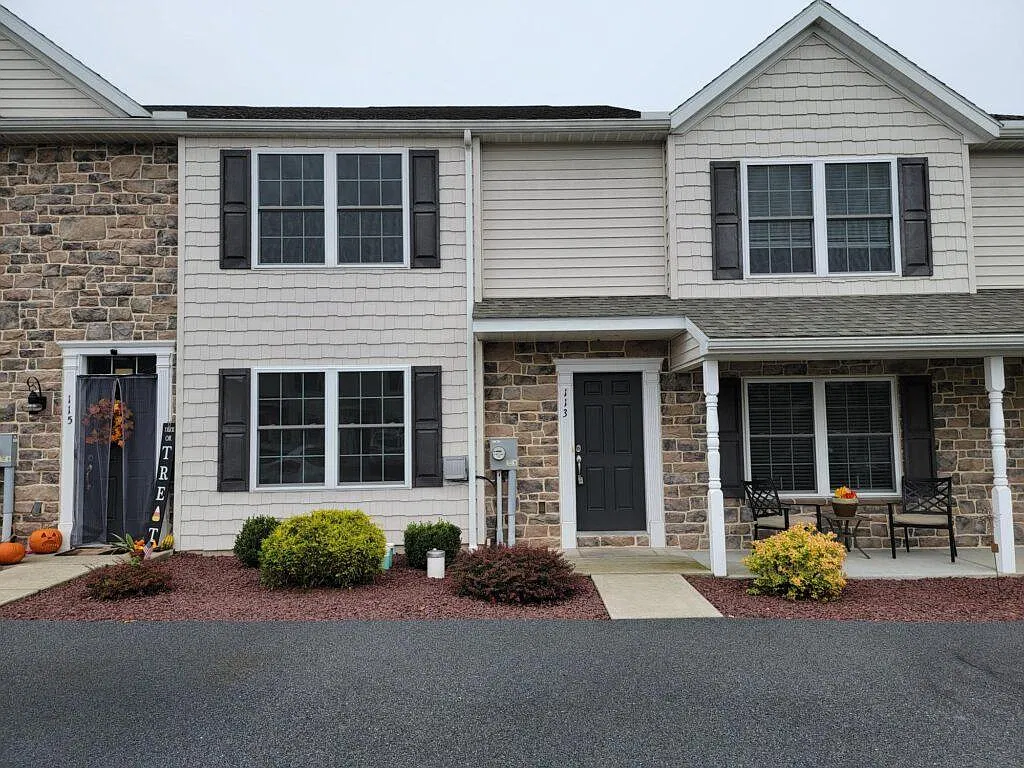 3 bed, 2.5 bath, 1424 sqft, $1,795 — Photo 1