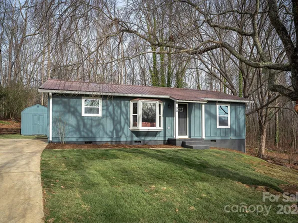 34 Fox Run Dr, Fairview, NC 28730