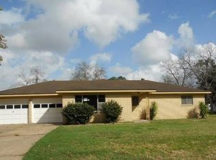 303 Alamo St, El Campo, TX 77437