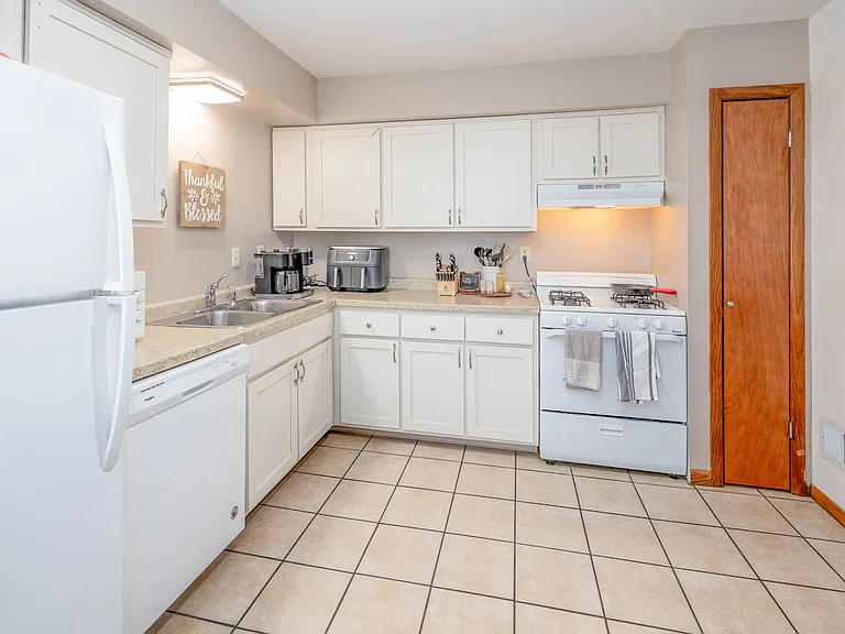 Evergreen Terrace Apartments — Photo 5
