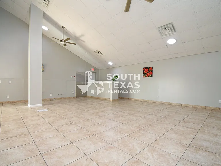 6801 N Navarro St — Photo 4