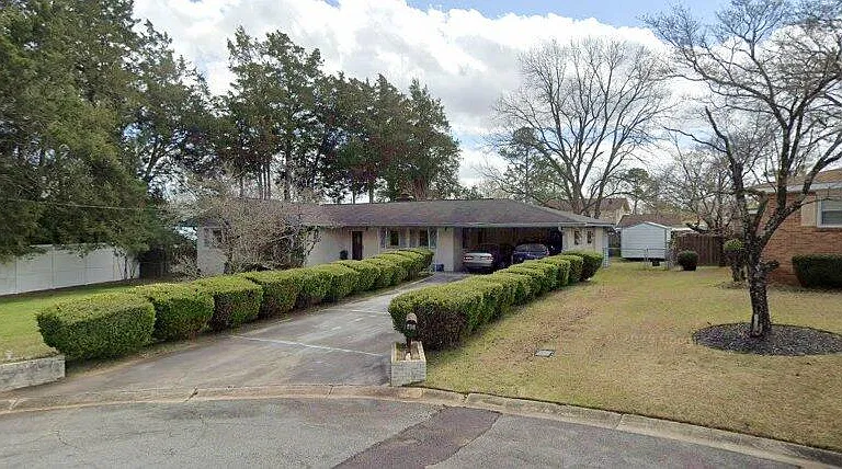 102 Nanette Ct — Photo 1