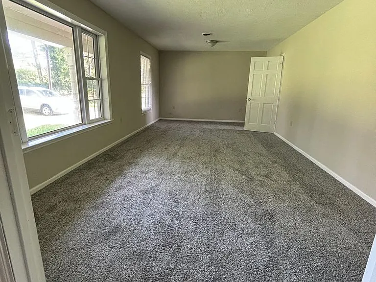 985 Pineland Ave — Photo 2