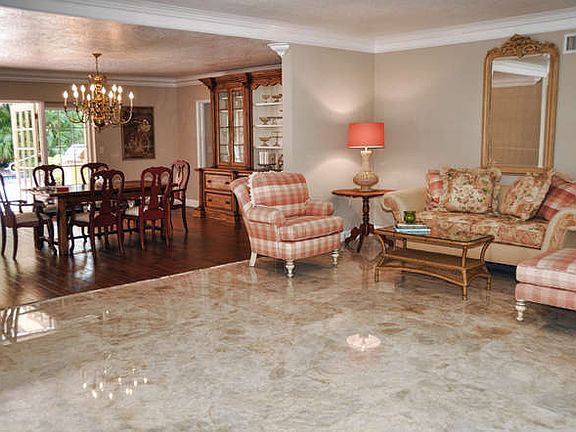 Entrance / Living room