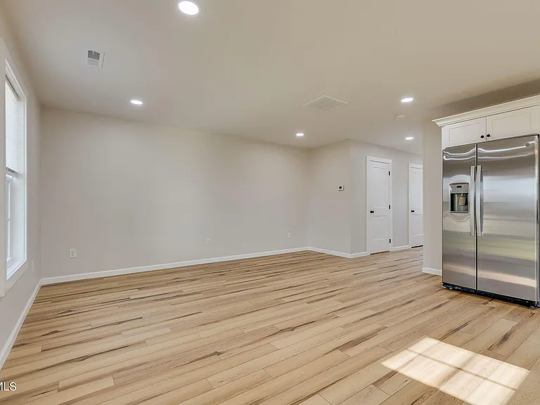 300 Robin Hood Ln — Photo 8