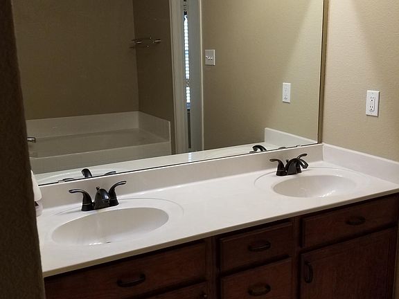 5th image of 205 Shady Oaks Ln